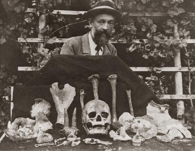 Adolf Mayer sen. mit Keramikbruchstücken, Tierknochen und menschlichen Skelettresten aus der Josefinenhöhle bei Peggau, 1909 | Foto: UMJ, AArchMK, Fotoarchiv