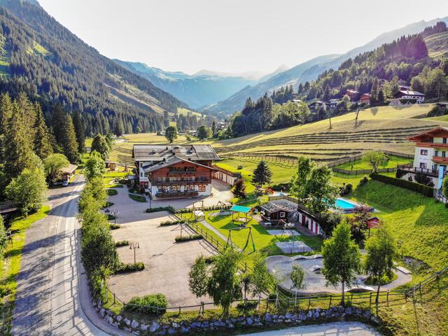 Dieses Familienhotel in Saalbach-Hinterglemm erwartet ihre Gäste mit einer Skischule sowie Guides zum Mountainbiken. | Foto: Lengauer Hof