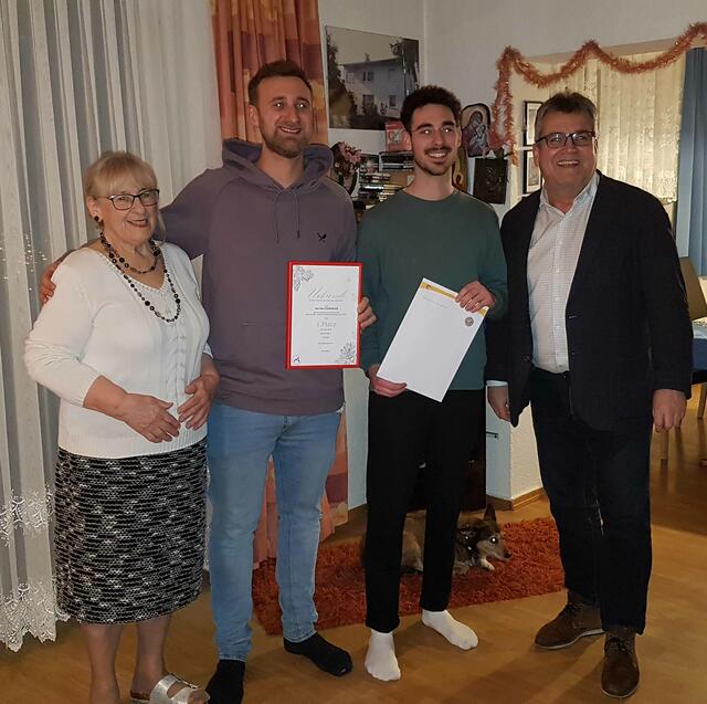 Bürgermeister Paul Mahr (rechts) bei der Übergabe des Gewinns an Familie Pühringer.