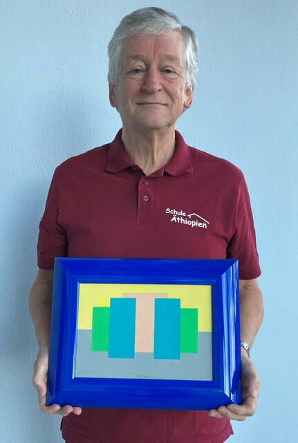 Peter Krasser mit einem der 100 Exponate, die es für den guten Zweck zu ersteigern gibt.  | Foto: Edith Krasser