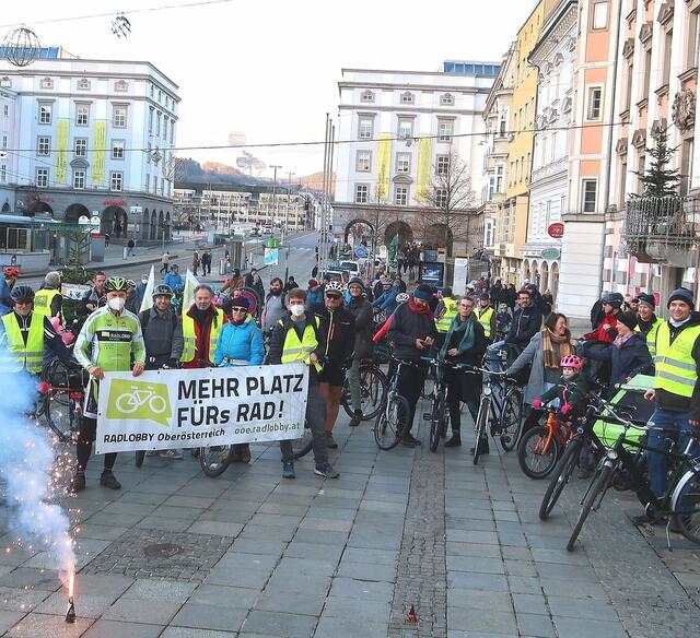 Rund hundert Radfahrer versammelten sich am 1. Jänner zur ersten Ausfahrt des Jahres am Linzer Hauptplatz. | Foto: Radlobby Linz