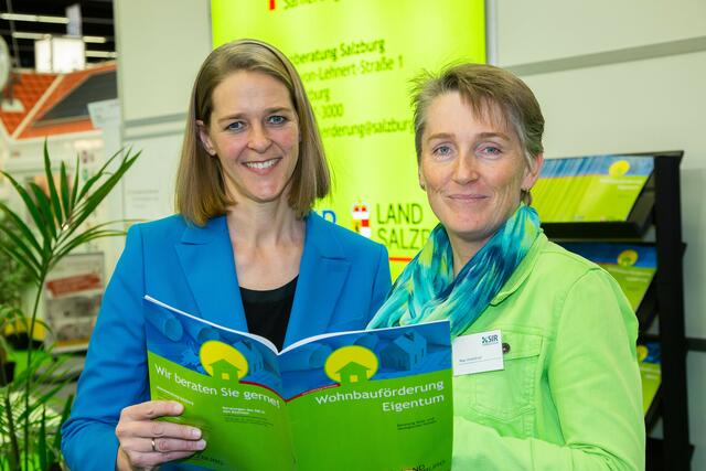 Bauen & Wohnen Messe Salzburg 2020, Im Bild: Landesrätin Andrea Klambauer und Beraterin Ursula Empl.