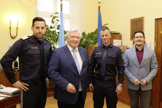 Stadtpolizeikommandant Chefinspektor Klaus Degen, Bürgermeister Herbert Osterbauer, Revierinspektor Alexander Svoboda und Vizebürgermeister Johann Gansterer. | Foto: Stadtgemeinde Neunkirchen