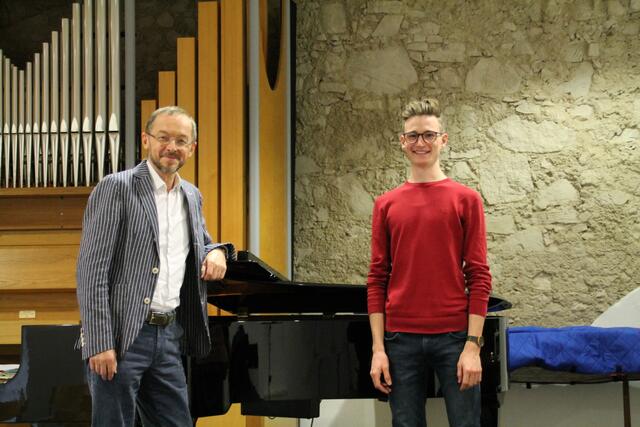 Johannes Zehetner aus Wendling (r.) nimmt seit drei Jahren Unterricht bei Manfred Mitterbauer in der Landesmusikschule Kirchdorf.  | Foto: LMS Kirchdorf