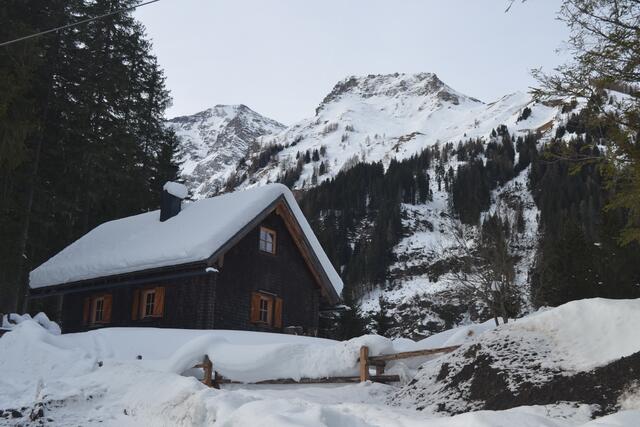Alm an der Straße hinauf