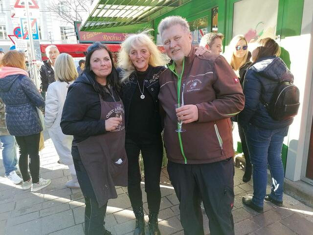 40 Jahre am Rochusmarkt: Roland Schätzl (rechts) feierte mit seiner Frau (links) und Bezirksvorsteher Stellvertreterin Susanne Wessely (mitte) seinen Abschied. | Foto: Susanne Wessely