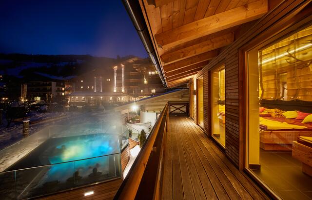 Der beheizte Außen-Whirlpool verspricht den Besuchern einen tollen Ausblick auf die umliegenden Berge sowie den Ortskern von Saalbach-Hinterglemm. | Foto: ALL INKLUSIVE Hotel Die Sonne