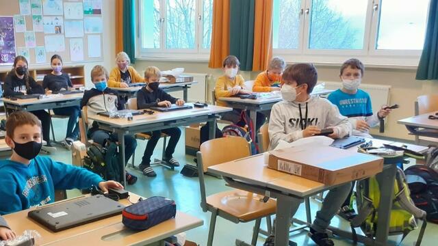 Die Schüler mit den neuen Notebooks. | Foto: Christine Hauer