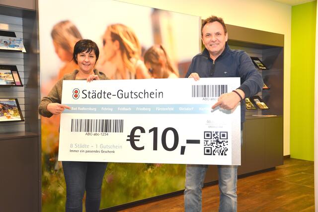 Christian Thomaser und Petra Petra Stossier vom Tourismusbüro in Fürstenfeld waren gefordert: gerade in der Vorweihnachtszeit herrscht ein regelrechter "Run" auf 8-Städte-Gutscheine.