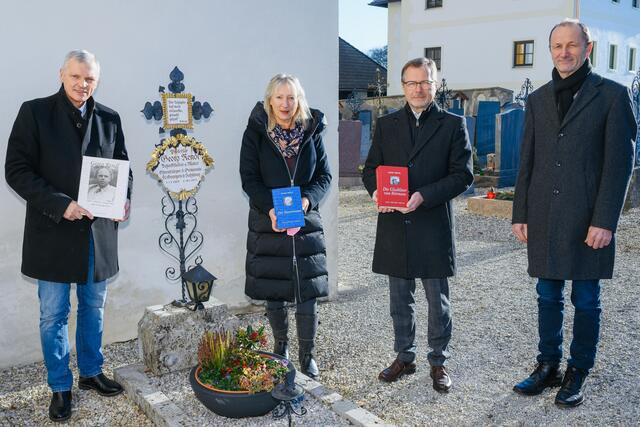 Im Bild (von rechts nach links): Bürgermeister Franz Gangl, Obmann Josef Absmanner, Kustodin Hiltrud Oman und Josef Schöchl.
 | Foto: Manuel Horn