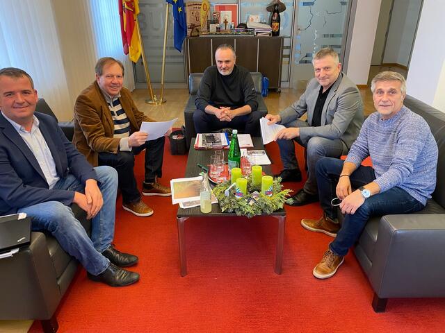 Bgm. Matthias Weghofer, Vizebgm. Josef Habeler und GV Christoph Ramhofer in einer Besprechung mit LH Hans-Peter Doskozil und DI Josef Wagner zur Sicherung der Ortschaft und des Festivalgeländes und des Gewerbegebietes vor Überschwemmungen. | Foto: Marktgemeinde Wiesen