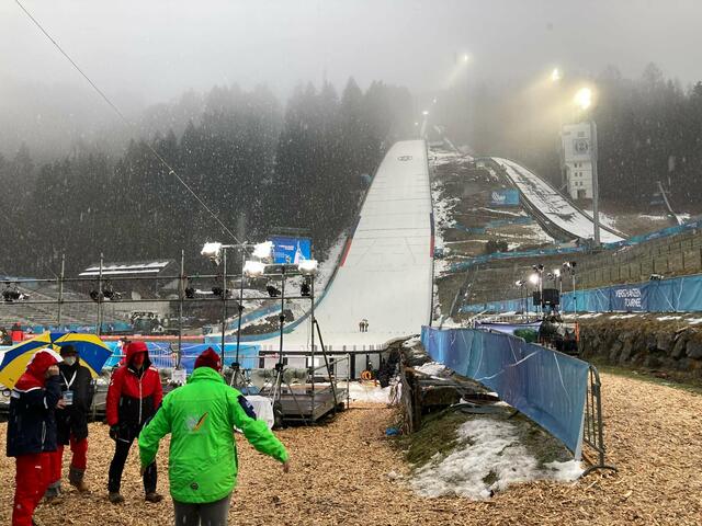 Seit den Morgenstunden arbeiten zahlreiche Helfer an der Schanze, um den Bewerb möglich zu machen.  | Foto: FF Bischofshofen