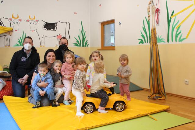 Von der Güttenbacher Kfz-Werkstatt Car Studio übergaben Denis Ederer (rechts hinten) und Patrick Wagner die neuen "Sportwagen" an die Kinderkrippe ... | Foto: Car Studio
