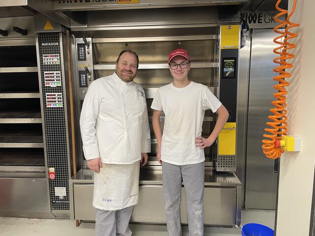Bäckermeister und Chef Christoph Pietschnigg ist stolz auf seinen motivierten Lehrling Anton Neuschitzer. | Foto: MeinBezirk.at