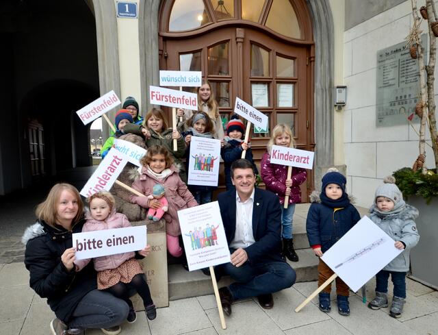 Auf der Suche nach einem Kinderarzt: Kinder demonstrierten gemeinsam mit Bürgermeister Franz Jost vor dem Rathaus Fürstenfeld. | Foto: Stadtgemeinde Fürstenfeld