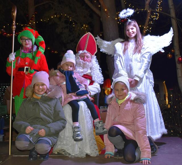 Zoey, Aurelie und Haley waren beim Nikolaus, Christkind und Weihnachtself zu Gast im Weihnachtshaus Bad Tatzmannsdorf. | Foto: Michael Strini