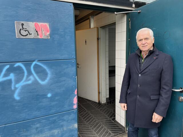 Bgm. Helmut Leitenberger von den WC-Anlagen beim Marenzipark, die regelmäßig massiv beschädigt werden. Nun werden Kameras installiert. | Foto: Waltraud Fischer