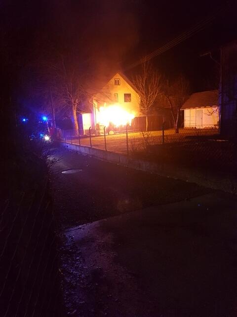 Am 4. Jänner wurde in Bad Ischl eine Gartenhütte angezündet. Ein 43-Jähriger Tatverdächtiger wurde zwei Tage später festgenommen.  | Foto: FF Bad Ischl