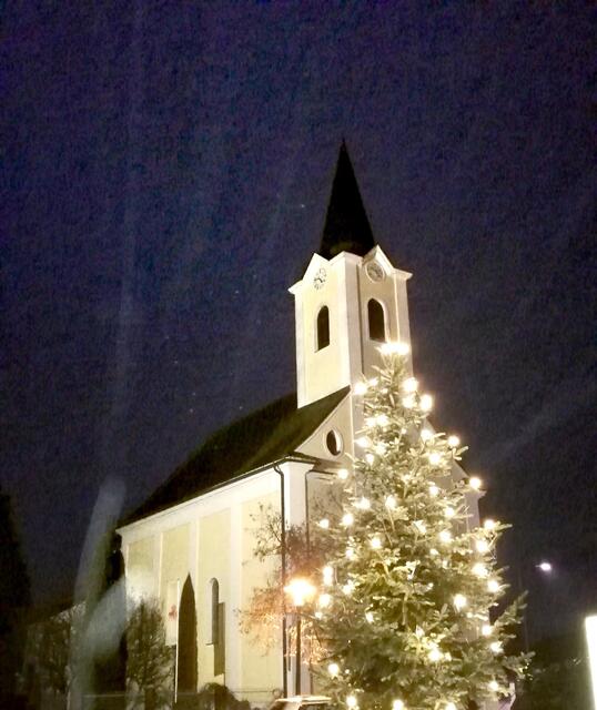 ... und wünsche schöne Festtage mit euren Lieben. (Pfarrkirche zum Heiligen Josef)  | Foto: Elisabeth Paukovitsch