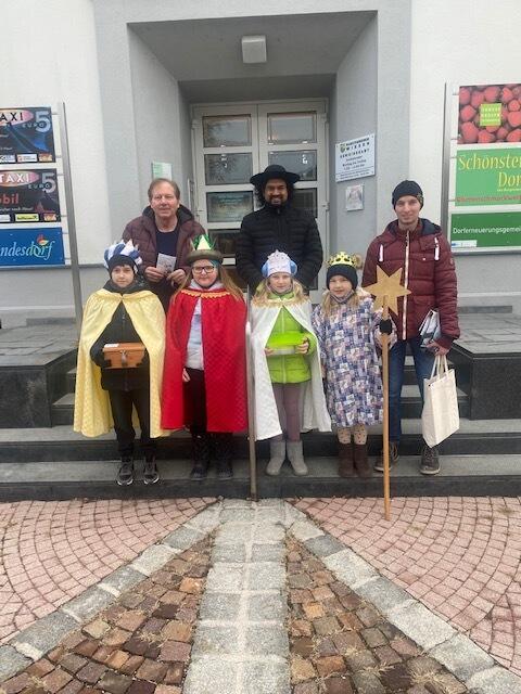 Bürgermeister Matthias Weghofer, Pfarrer Angelo Rajaseelan und Lukas Weghofer mit den Sterningern. | Foto: Marktgemeinde Wiesen