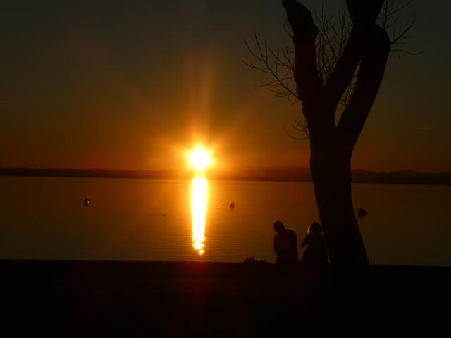 Letzter Sonnenuntergang des Jahres 2021  mehr davon hier zu sehen
Letzter Sonnenuntergang am See  31. 12. 2021