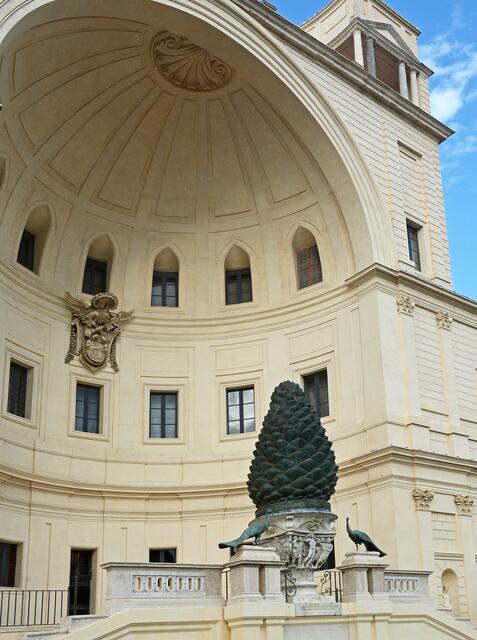 Cortile della Pigna mit der großen Nische und dem Pinienzapfen davor  