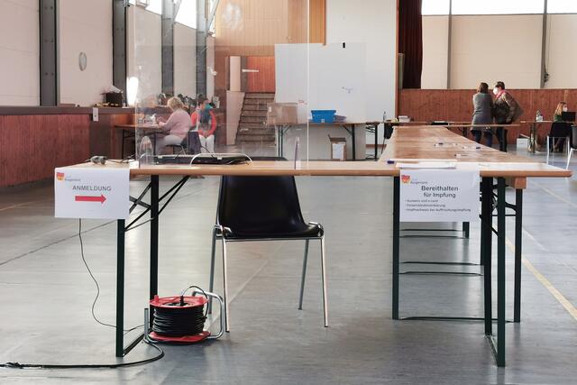 In der Landes-Impfstraße in der Heiligenkreuzer Grenzlandhalle kann man sich von Donnerstag bis Sonntag ohne Voranmeldung impfen lassen.  | Foto: jdf-events.at