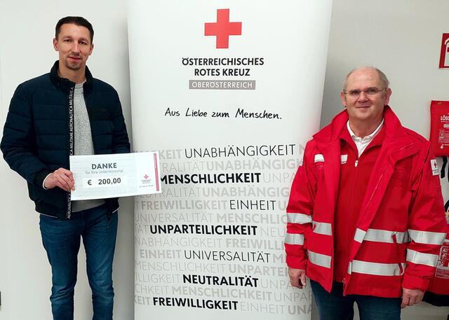 Admir Hodzic von der Firma Nironorm und Franz Mair, Rotkreuz-Markt-Mitarbeiter.  | Foto: Rotes Kreuz Kirchdorf 