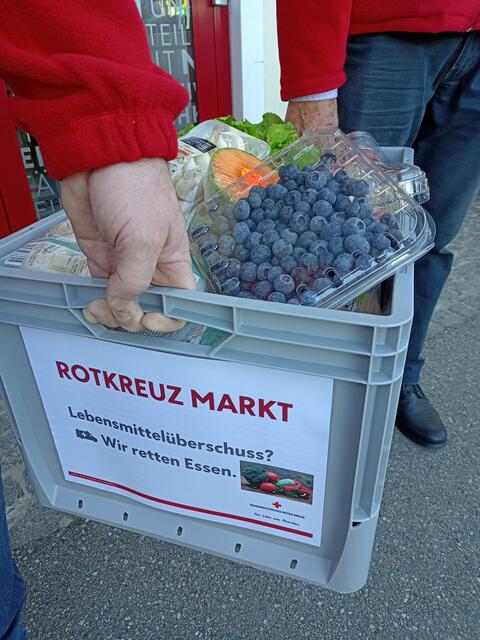 Im Rotkreuz-Markt in Schärding wird natürlich auch frische Qualitätsware wie etwa Heidelbeeren geboten. | Foto: OÖRK