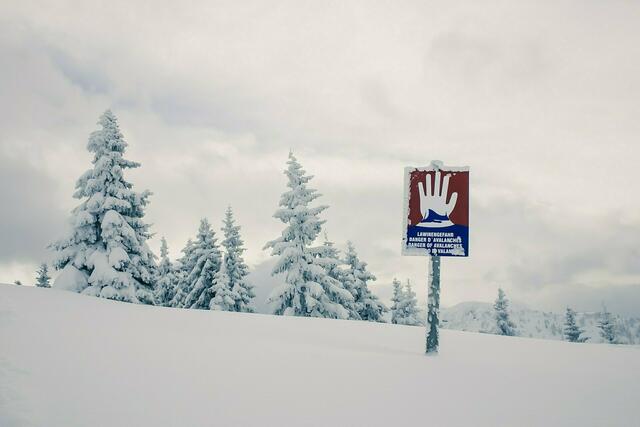 Ein in Fiss von einer Lawine mitgerissener 38-jähriger deutscher Skifahrer blieb unverletzt (Symbolbild).