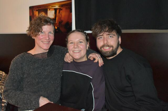 Maria, Sophia und Matthias (v.l.n.r.) erfreuten sich an der internationalen Musik, die den Abend prägte.  | Foto: Schramek