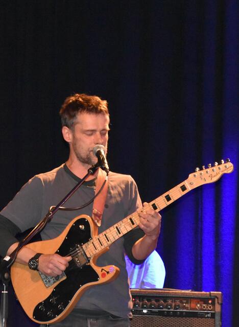 Neben einigen Gitarren-Solos stellte Martin Philadelphy auch seine Gesangskenntnisse unter Beweis.  | Foto: Schramek