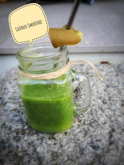 Grüner Smoothie aus
Vogerlsalat, Stangensellerie, Gurke, Kiwi, Apfelsaft, Zitrone | Foto: Petra Mayr