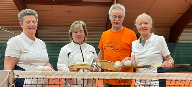 Elly Kopecek, Helga Sternberger und Martina Darnhofer mit Rudi Gehrer, dem Erfinder des Nostalgie-Turniers | Foto: privat