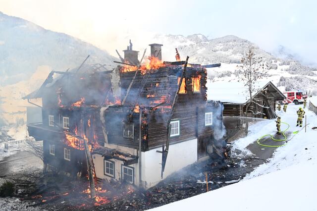 Sieben Feuerwehren waren im Einsatz, um den Brand eines landwirtschaftlichen Nebengebäudes in Großarl zu löschen. | Foto: VI Stefan Hafner, Abschnitt 2 Pongau