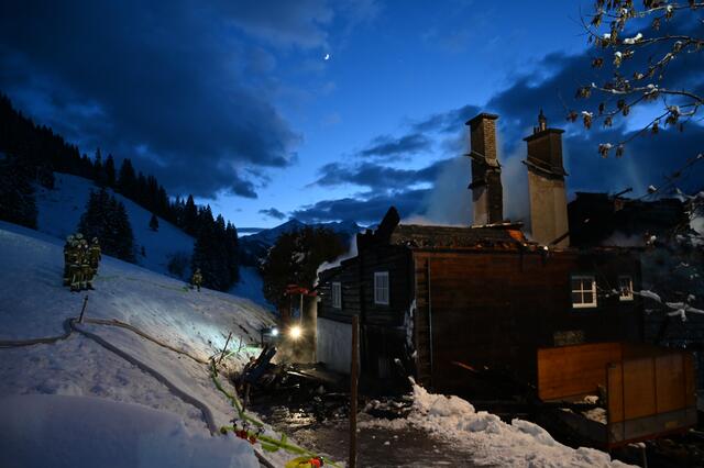 Der Einsatz dauerte bis spät in die Nachtstunden an, am Freitag wurde die Brandursachenermittlung wieder aufgenommen. | Foto: VI Stefan Hafner, Abschnitt 2 Pongau