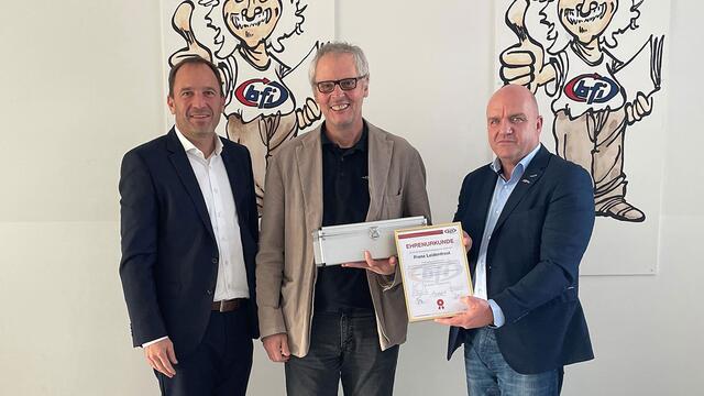 V.l.n.r.: BFI NÖ-Vorstandsvorsitzender Christian Farthofer, Preisträger Franz Leidenfrost und AK NÖ-Präsident und ÖGB NÖ-Vorsitzender Markus Wieser.