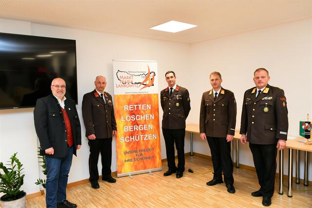 Harald Sorger und Daniel Gspurning wurden bei der Wehrversammlung wieder gewählt. Hier mit Bgm. Kurt Riemer, Bereichskommandant Christian Leitgeb und ABI Markus Murgg