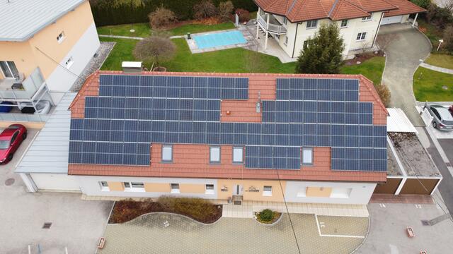 Mit den Photovoltaik-Anlagen wird, umweltschonend und kostengünstig, Strom für die Mieter produziert.