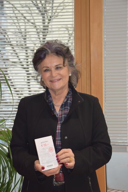 Bgm. Hedi Wechner freut sich, dass im Jahr 2021 rund 94.000 Wörgl-Gutscheine eingelöst worden sind.  | Foto: Stadtgemeinde Wörgl