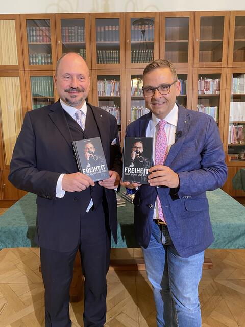 Als Buchuator (hier im Stocker-Verlag) und als Kommentator gibt es ihn schon: Jetzt will Gerald Grosz (r.) als Bundespräsident kandidieren.