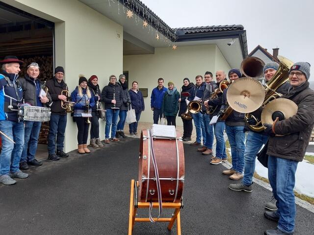 Die Neujahrspieler von Minihof-Liebau zogen mit ihren Instrumenten von Haus zu Haus. | Foto: Musikverein Minihof-Liebau