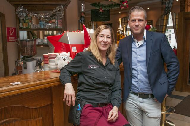 Im Dresdnerhof lebt die Wiener Wirtshauskultur wie einst auf. Das Brigittenauer Restaurant wird von Manuel Schmidt (hier mit Mitarbeiterin Martina, l.) betrieben. | Foto: Wolfgang Unger