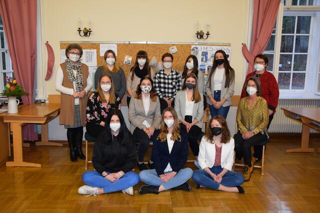Denise BRUCKNER, Hanna KUTTNER, Johanna HOPF,
Zweite Reihe (v.l.n.r.): Marina RIEDL, Magdalena STEIGENBERGER, Nadine SCHNOPP, Kindergartenleiterin Birgit STADLER,
Letzte Reihe (v.l.n.r.):  Direktorin Rosina Neuhold,  Nicole ANDRÄ, Magdalena BERGER, Marie KALTEIS, Hasret TOKAT, Magdalena ARTNER, Fachlehrerin Renate Biber | Foto: LFS Sooß