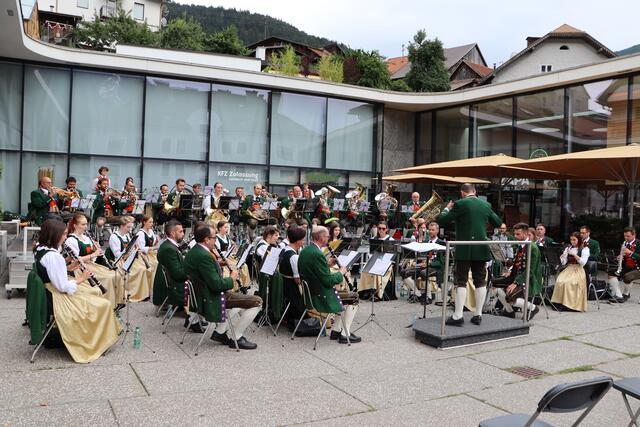 Konzertant startete die Stadtmusikkapelle Landeck so, wie sie im September 2020 aufgehört hatte: Mit dem Sommernachts Open Air am Landecker Stadtplatz. | Foto: Siegele