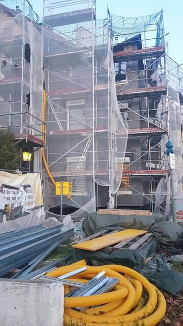 Seit einem Jahr eingerüstet – das Seniorenwohnheim. | Foto: Peter König