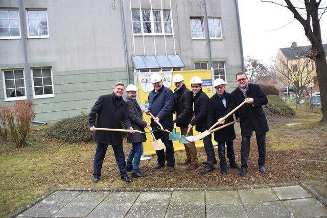 Startschuss für die Sanierung der Senioren-Wohnhausanlage: das war im Jänner 2020, im April sollte es dann losgehen… | Foto: Sandra Schütz