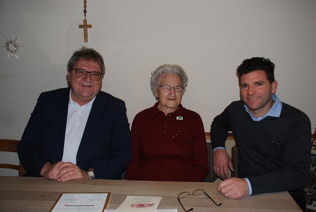 Bürgermeister Herbert Mießl (l.) besuchte die Jubilärin in St. Margarethen an der Raab. | Foto: KK