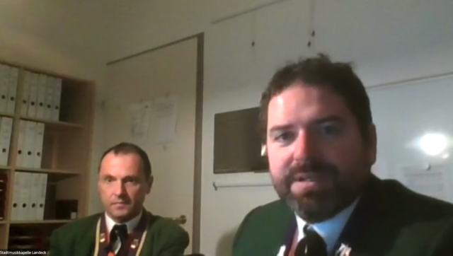 Kapellmeister Helmut Schmid (li.) und Obmann Peter Vöhl gaben virtuell einen Rückblick auf das vergangenen Vereinjahr. | Foto: Siegele