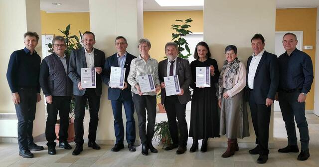 Gemeindevorstand Anton Mittl, OAR Berthold Schlaffer, Michael Wachter, Christian Tordy, Annemarie Horvath, Adi Lang, Gerda Wiesler, GV Renate Moricz, Bgm. Franz Wachter, Vizebgm. Herbert Weber | Foto: Gemeinde Deutsch Schützen-Eisenberg